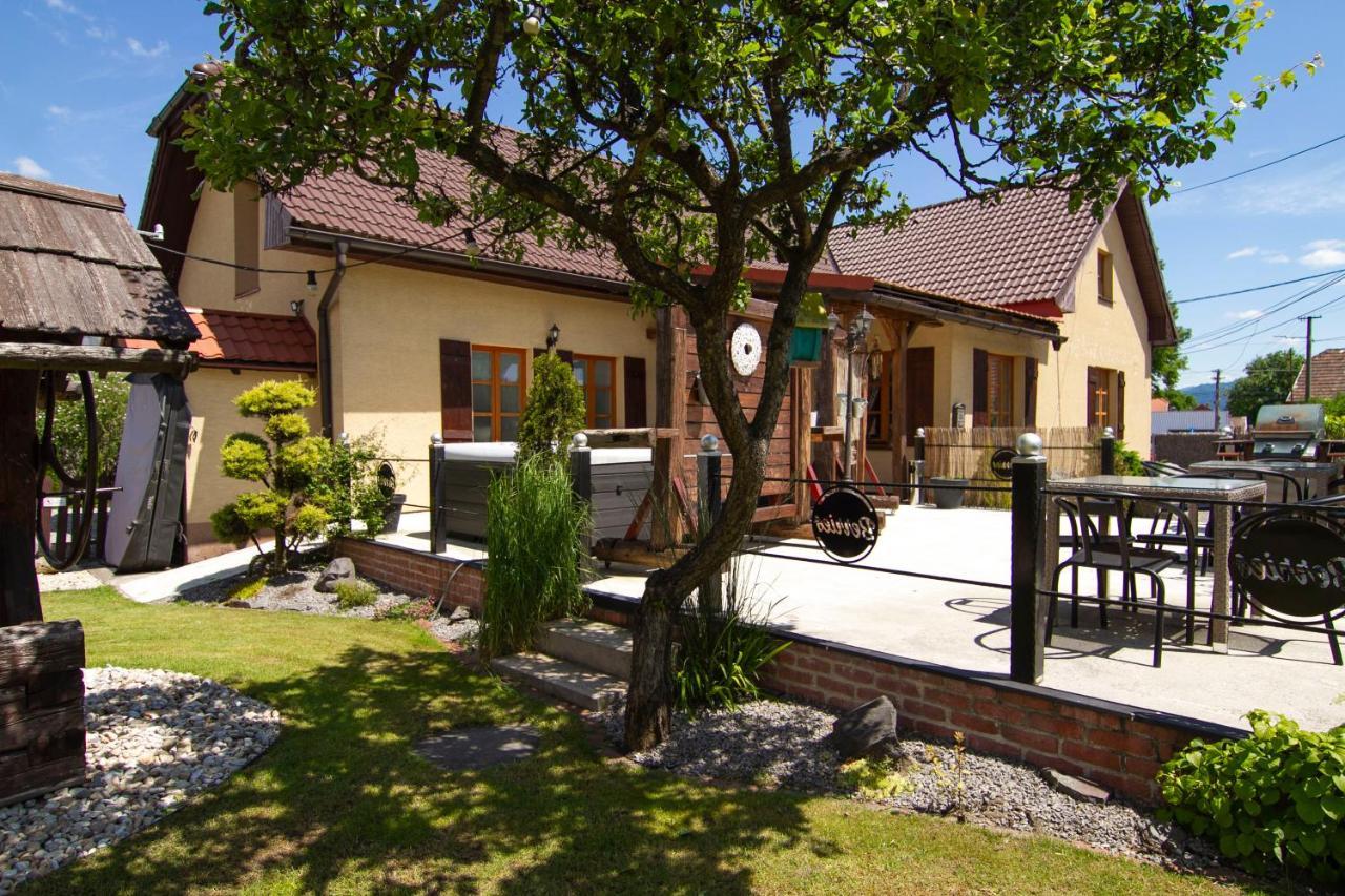 Apartmany Berries Valča Exteriör bild