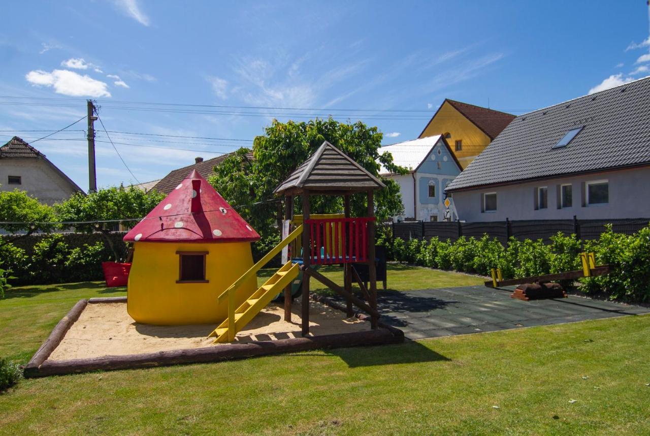Apartmany Berries Valča Exteriör bild