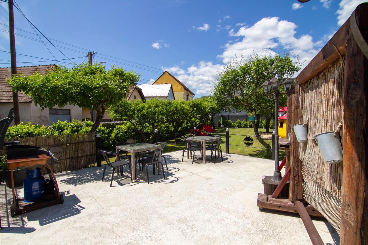 Apartmany Berries Valča Exteriör bild